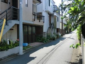an empty street next to a building at 交流の宿 in Musashino