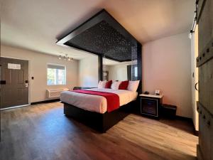杰克逊Imperial Suites, Adults Only的房间里有一张大床的卧室