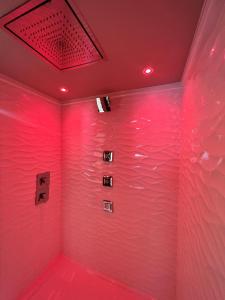 杰克逊Imperial Suites, Adults Only的一间红色灯和水墙的房间