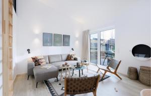 a living room with a couch and a table at Lovely Home In Lembruchdümmer See in Lembruch