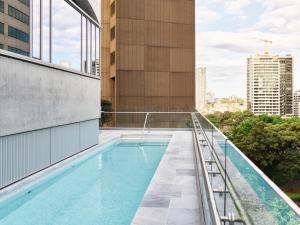 ein Pool auf dem Dach eines Gebäudes in der Unterkunft The Porter House Hotel Sydney - MGallery in Sydney