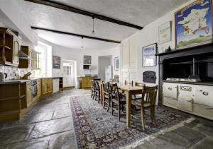 cocina con mesa y sillas en una habitación en Clynderwen House en Pembroke