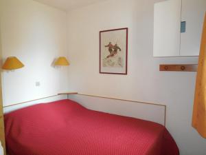ラ・プラーニュにあるAppartement La Plagne, 2 pièces, 6 personnes - FR-1-353-64の白い部屋の赤いベッド