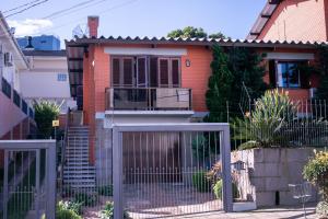 uma casa com um portão em frente em Casa Di Mattoni em Bento Gonçalves