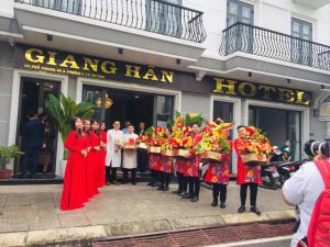 um grupo de pessoas em pé em frente a um hotel em GIANG HÂN HOTEL em Tây Ninh