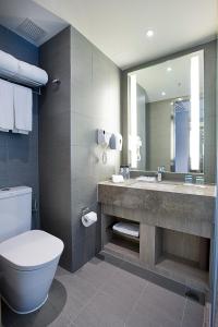 Bilik mandi di Holiday Inn Express Hong Kong Mongkok by IHG