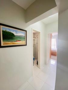 Apartamento da vovó في باليريو كامبوريو: غرفة بيضاء مع لوحة على الحائط +6 صور