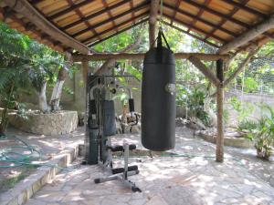 een grote zwarte boksbal die aan een pergola hangt bij Casa Atalaia in Pipa