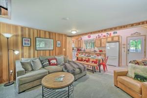 Gallery image of Wandering Elk Cabin Retreat with Golf Access! in Packwood