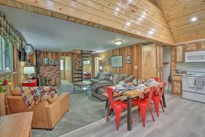 cocina y sala de estar con mesa y sillas en Wandering Elk Cabin Retreat with Golf Access!, en Packwood