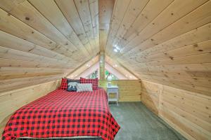 A bed or beds in a room at Wandering Elk Cabin Retreat with Golf Access!