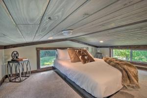 Ένα ή περισσότερα κρεβάτια σε δωμάτιο στο Morganton Tiny Home Less Than 5 Mi to Blue Ridge Lake +31 φωτογραφίες