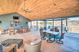 une grande terrasse avec une table et des chaises dans l'établissement Morganton Tiny Home Less Than 5 Mi to Blue Ridge Lake, à Morganton