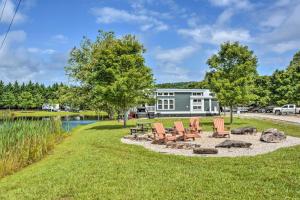 - un groupe de chaises et un foyer extérieur à côté d'un lac dans l'établissement Morganton Tiny Home Less Than 5 Mi to Blue Ridge Lake, à Morganton