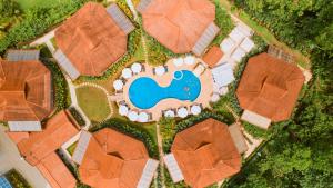 una vista aérea de una casa con piscina en Terrazas del Caribe Aparthotel, en Puerto Viejo