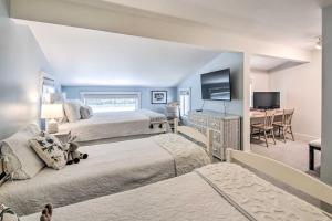 1 dormitorio con 2 camas y escritorio con TV en Family-Friendly Greenwood Home with Lake Access, en Greenwood