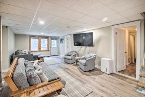 sala de estar con sofás, sillas y TV en Family-Friendly Greenwood Home with Lake Access, en Greenwood