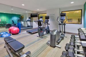 un gimnasio con varias cintas de correr y máquinas de ejercicio en Holiday Inn Express & Suites Chesapeake, an IHG Hotel en Chesapeake