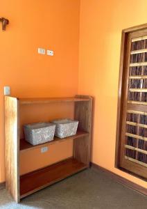 une étagère avec trois bols dans une pièce dans l'établissement La Casa de Pitty, à Máncora