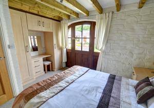 Postel nebo postele na pokoji v ubytování Holly Cottage