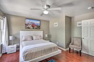 Schlafzimmer mit einem Bett und einem Deckenventilator in der Unterkunft Louisville Apartment - Walk to Restaurants! in Louisville