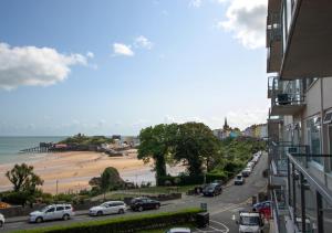 テンビーにあるHarbour Viewのビーチや車が通りを望む