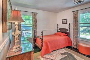 1 dormitorio con cama, lámpara y ventana en Dtwn Stunning Spirit Lake Escape - Walk to Shore!, en Spirit Lake