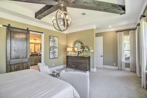 Postel nebo postele na pokoji v ubytování Family-Friendly Brookshire Home with Game Room! + 35 fotografií