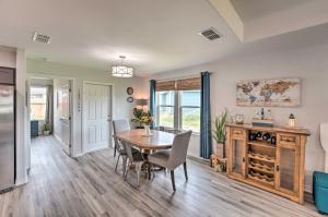 阿兰瑟斯帕斯2 Mi to Boating RR Sea House in Aransas Pass!的配有桌椅的厨房和餐厅
