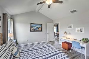 2 Mi to Boating RR Sea House in Aransas Pass!客房内的一张或多张床位