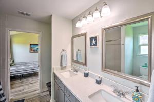 2 Mi to Boating RR Sea House in Aransas Pass!客房内的一张或多张床位