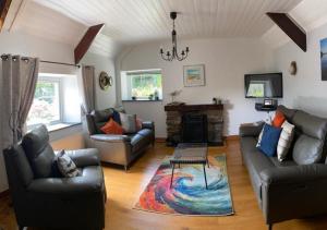uma sala de estar com sofás e uma lareira em The Leap em Walton West