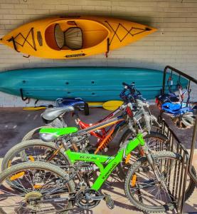 在Spacious 3bdrm home next to Captains Cove Resort - Captains Edge内部或周边骑自行车