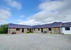 an old stone house with a large driveway at Wishing Well in Walton West