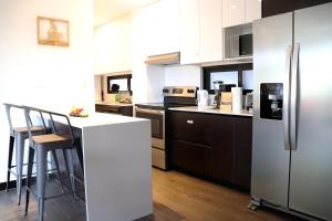 a kitchen with a refrigerator and a counter top at Estancia PET FRIENDLY con parqueo y WIFI Gratis in Guatemala