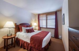 a bedroom with a large bed and a window at Comfortable Zephyr Mountain Lodge condo with the perfect view from the balcony condo in Winter Park