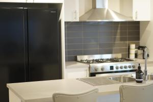Spacious 3bdrm home next to Captains Cove Resort - Captains Edge的厨房或小厨房