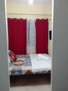 En eller flere senger på et rom på Affordable Condo for Rent in Valley Mansions