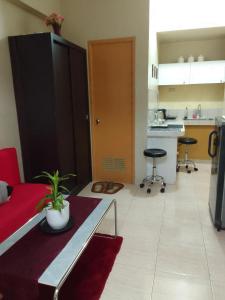 uma sala de estar com uma mesa e uma cozinha em Affordable Condo for Rent in Valley Mansions em Cainta