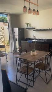 kuchnia ze stołem i krzesłami w pokoju w obiekcie Villa Maia, Lovely 1 bedroom apartment with pool w mieście Mérida