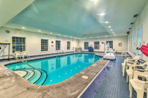 una gran piscina de agua azul en un edificio en Michigan Condo Heated Indoor Community Pool!, en Pigeon