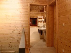 un bagno con lavandino in una parete di legno di Feriendorf X-Alp Lodges Ötztal a Sautens