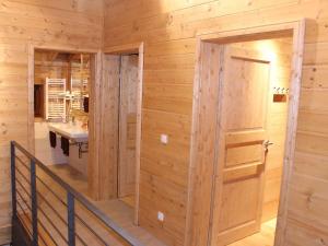 Koupelna v ubytování Feriendorf X-Alp Lodges Ötztal + 37 fotografií