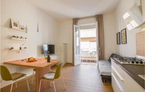 een keuken met een tafel en stoelen in een kamer bij 1 Bedroom Nice Apartment In Pozzallo in Pozzallo