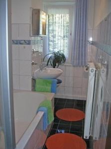 y baño con lavamanos, bañera y lavamanos. en Zeche 33, en Kurort Oberwiesenthal