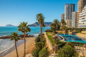 a view of the beach and the ocean with buildings at Apartment Barlovento 2 - PlusHolidays in Calpe