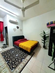 1 dormitorio con 1 cama en una habitación con techo en LH Alisha Homestay Wangsa Mewangi Gua Musang en Gua Musang