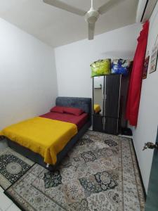 1 dormitorio con 1 cama en una habitación con espejo en LH Alisha Homestay Wangsa Mewangi Gua Musang en Gua Musang