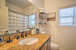 FortunaにあるChic Yuma Getaway Near Park, Golf and Shopping!の洗面台とトイレ付きのバスルーム +22枚の写真