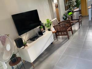 Et tv og/eller underholdning på Le calme du Vauclin